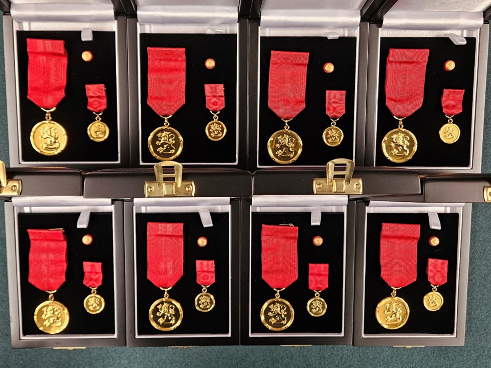 SL FLO PF -mitaleita koteloissa alkuperäiskokoisina, pienoiskunniamerkkeinä ja kunniamerkkitunnuksina -medaljer i original, miniatyrer o. ordensmarkeringar